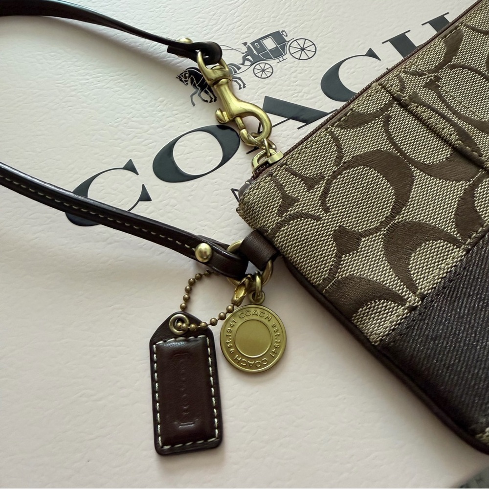 COACH SIGNATURE LEGACY ZIP WRISTLET  ARCHIVAL TWO HANG TAGS - Picture 3 of 10